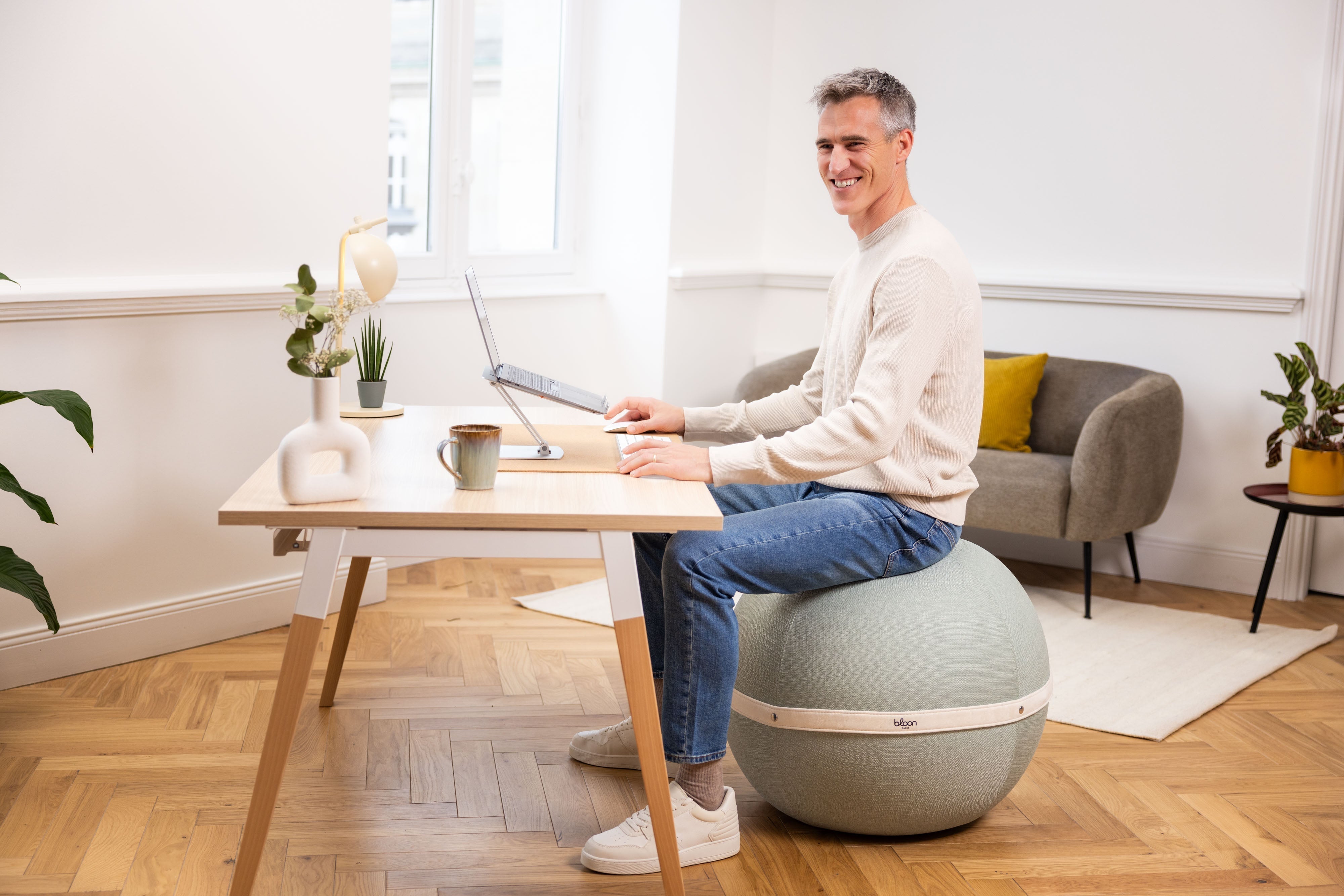 Swiss ball au bureau : les bienfaits sur votre posture et productivité
