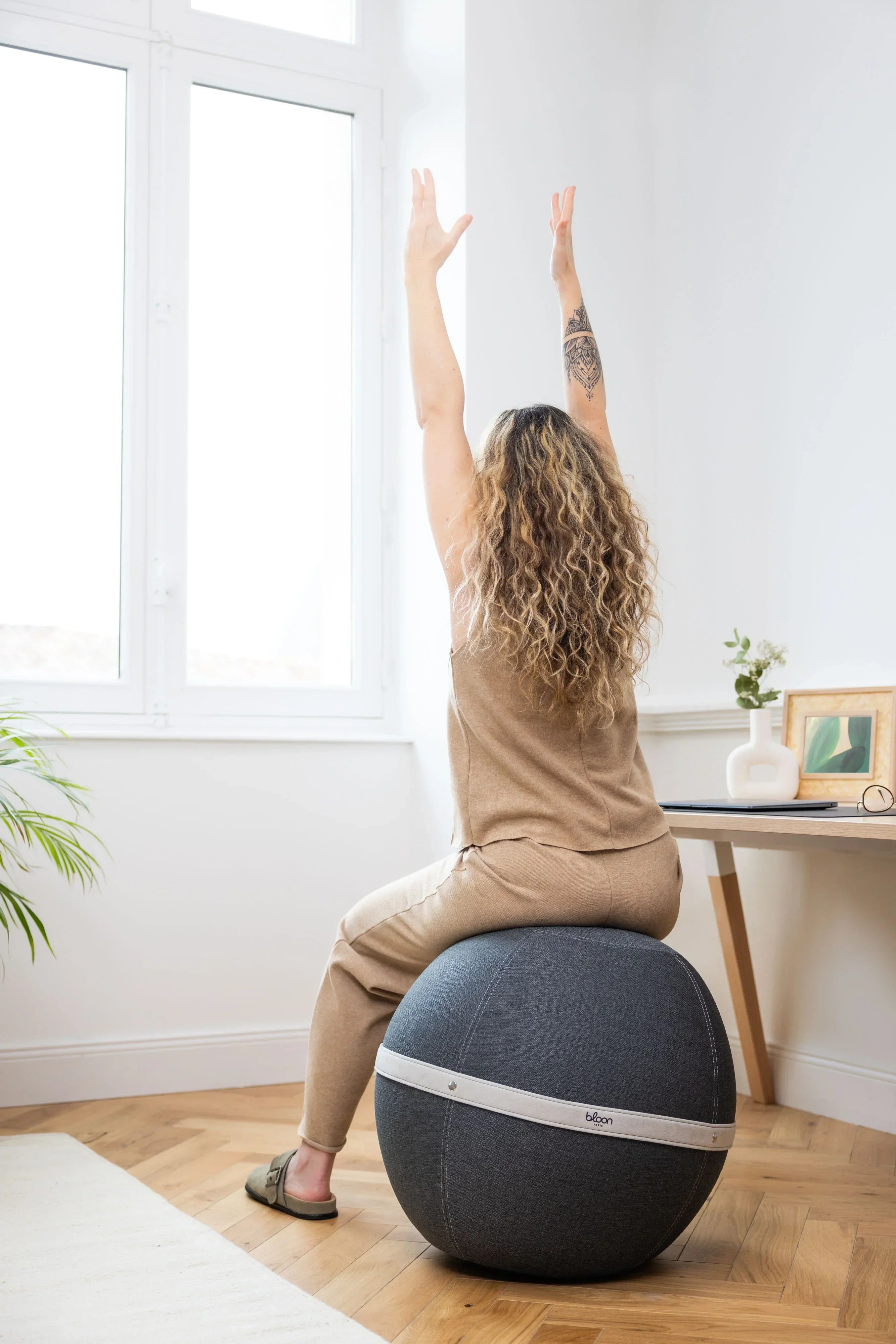 exercices avec un ballon au bureau